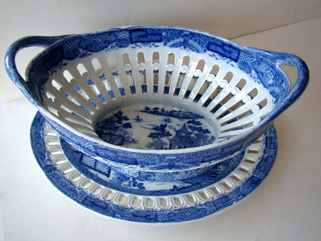 A fine English Staffordshire oval reticulated fruit basket and undertray circa 1830 — image 2